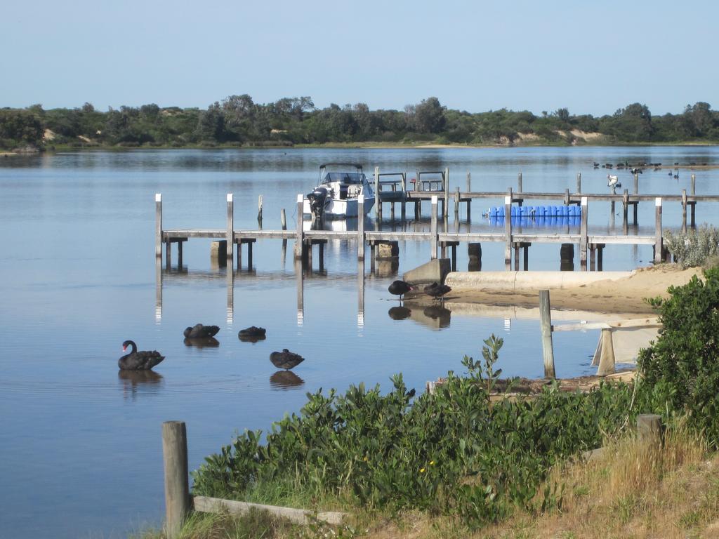 Lakes Entrance Waterfront Cottages With King Beds Kültér fotó