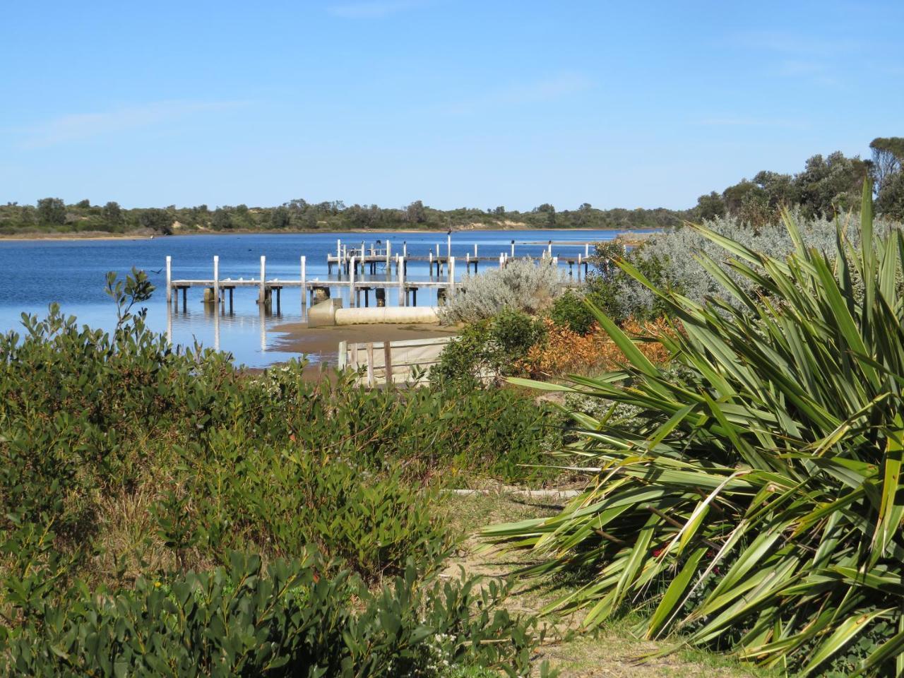 Lakes Entrance Waterfront Cottages With King Beds Kültér fotó